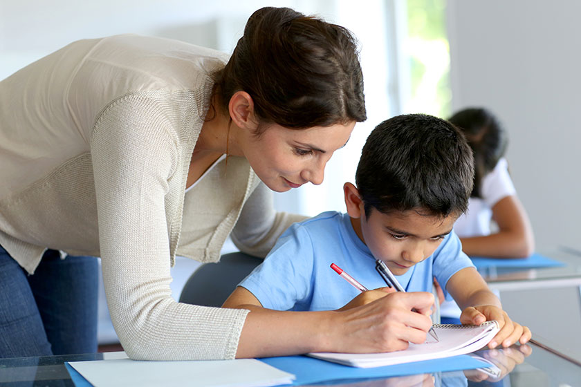 aluno-estudante-professor-professora-sala-de-aula-colegio-escola-teste-prova-tarefa-licao-goodluz-fotolia