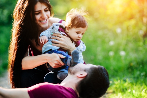 woman-with-a-baby-in-her-arms-while-her-boyfriend-looks-at-her_1153-2060.jpg