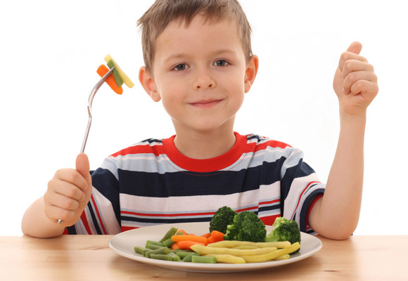 criança-comer-verduras-legal