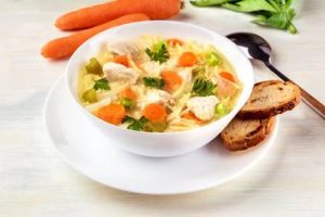 sopa de macarrao com legumes